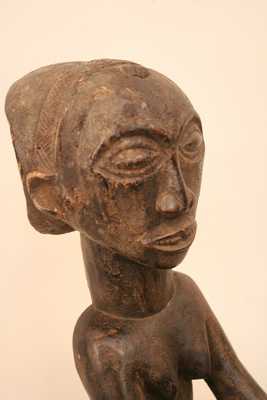 luba(porteuse de coupe ), d`afrique : Rép.démoncratique du Congo., statuette luba(porteuse de coupe ), masque ancien africain luba(porteuse de coupe ), art du Rép.démoncratique du Congo. - Art Africain, collection privées Belgique. Statue africaine de la tribu des luba(porteuse de coupe ), provenant du Rép.démoncratique du Congo., 1344/2308.ancienne porteuse de coupe.H45cm. représentant une femme tenant entre les mains une coupe avec un couvercle fermé.
La femme a une coiffure en forme de croix décorée,des scarifications sur le corps
1ère moitié du 20eme sc Bois à patine noire.
On l